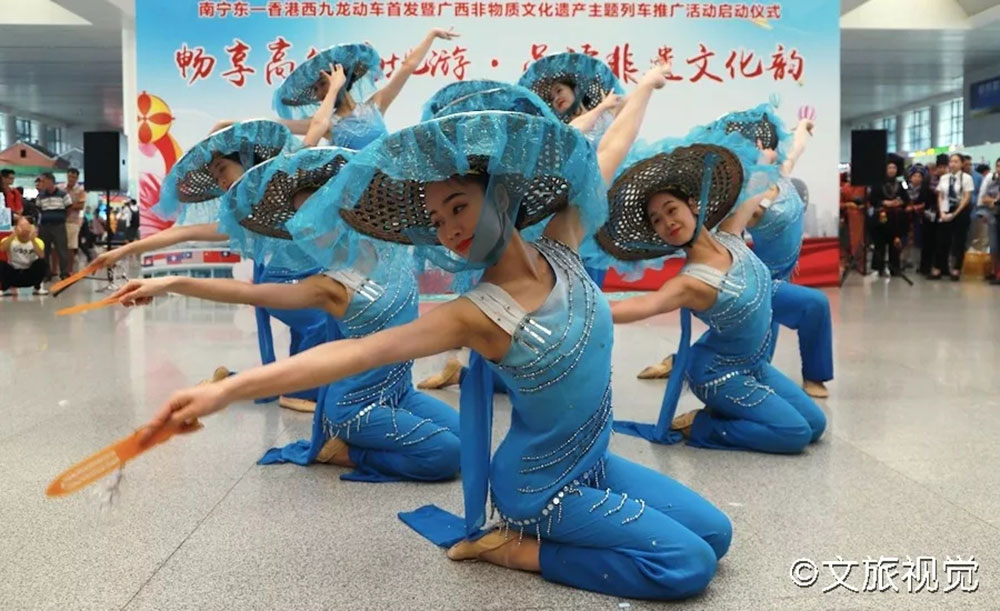 搭乘首發(fā)高鐵，海真珠珍珠粉抵達東方明珠